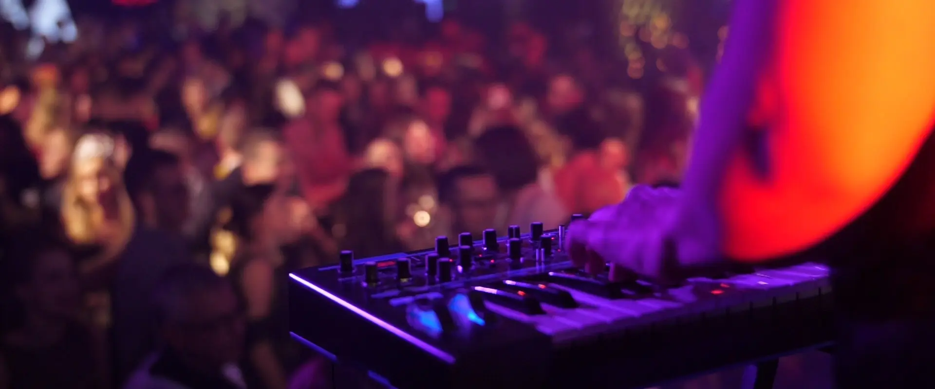 DJ podczas wydarzenia firmowego JLL