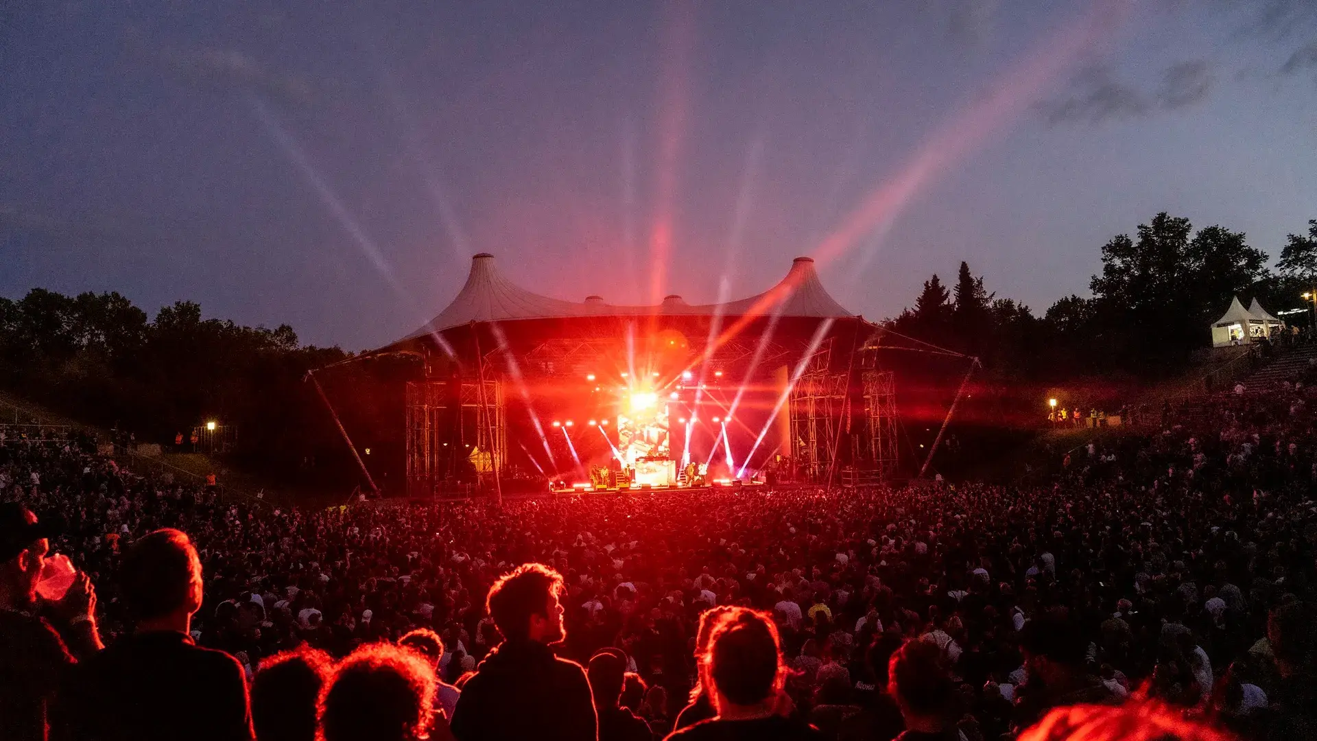 Tłum uczestników przed sceną plenerowego koncertu – imprezy artystyczne