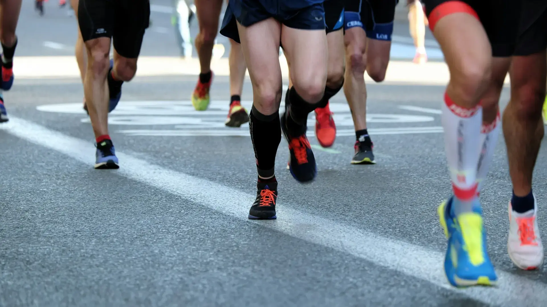 Uczestnicy ulicznego biegu masowego – organizacja imprez sportowych